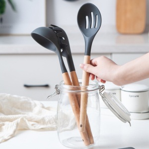 c2耐高温硅胶厨具套装家用厨房用具漏勺汤勺木柄加厚炒菜不粘锅铲子